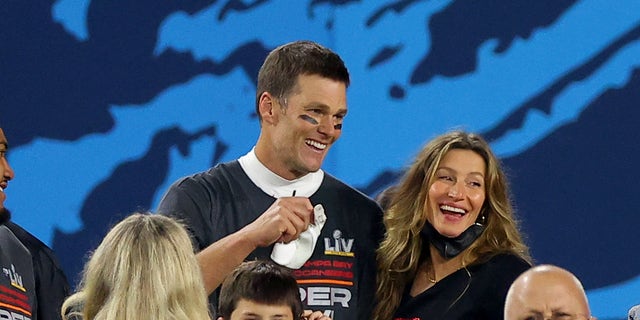 Tom Brady e sua família, incluindo a esposa Gisele Bündchen, comemoram em campo após sua sétima vitória no Super Bowl.