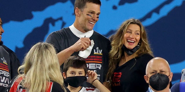 Tom Brady and his family, including wife Gisele Bündchen, celebrate on the field after his 7th Super Bowl win.