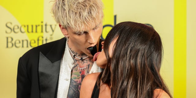 Machine Gun Kelly and Megan Fox got intimate while posing at the 2021 Billboard Music Awards.