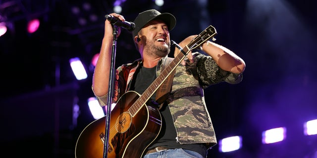 Luke Bryan performing