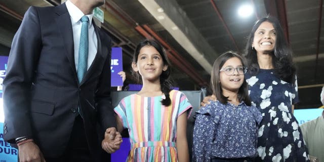 Rishi Sunak, with his daughters Krisna and Anoushka and his wife Akshata Murthy, during a campaign on July 23, 2022 in Grantham, England.