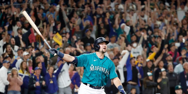 Cal Raleigh #29 de los Marineros de Seattle celebra su jonrón durante la novena entrada contra los Atléticos de Oakland en T-Mobile Park el 30 de septiembre de 2022 en Seattle, Washington.  Con la victoria, los Marineros de Seattle hicieron su primera aparición en la postemporada en 21 años, la sequía de playoffs más larga en los deportes profesionales de América del Norte. 