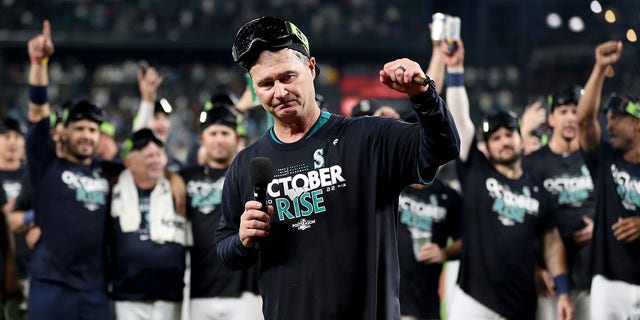 El mánager de los Marineros de Seattle, Scott Servais, #9, celebra después de asegurarse un lugar en la postemporada después de vencer a los Atléticos de Oakland 2-1 en T-Mobile Park el 30 de septiembre de 2022 en Seattle, Washington.  Los Marineros de Seattle hicieron su primera aparición en la postemporada en 21 años, la sequía de playoffs más larga en los deportes profesionales de América del Norte. 