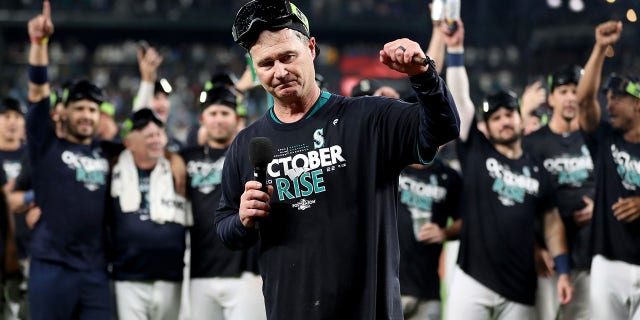 El mánager de los Marineros de Seattle, Scott Servais, #9, celebra después de asegurarse un lugar en la postemporada después de vencer a los Atléticos de Oakland 2-1 en T-Mobile Park el 30 de septiembre de 2022 en Seattle, Washington.  Los Marineros de Seattle hicieron su primera aparición en la postemporada en 21 años, la sequía de playoffs más larga en los deportes profesionales de América del Norte. 