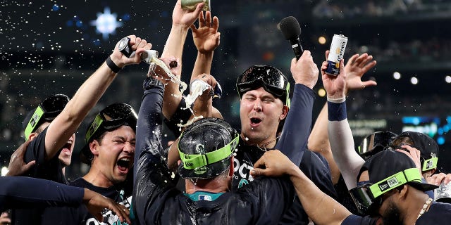 El gerente de los Marineros de Seattle, Scott Servais, celebra después de vencer a los Atléticos de Oakland 2-1 el 30 de septiembre de 2022 en Seattle, Washington.  Los Marineros de Seattle hicieron su primera aparición en la postemporada en 21 años, la sequía de playoffs más larga en los deportes profesionales de América del Norte. 