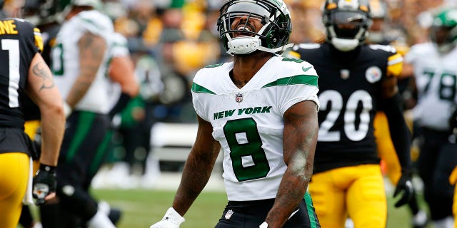 Elijah Moore van de New York Jets reageert in het tweede kwartaal tegen de Pittsburgh Steelers op 2 oktober 2022 in Pittsburgh.