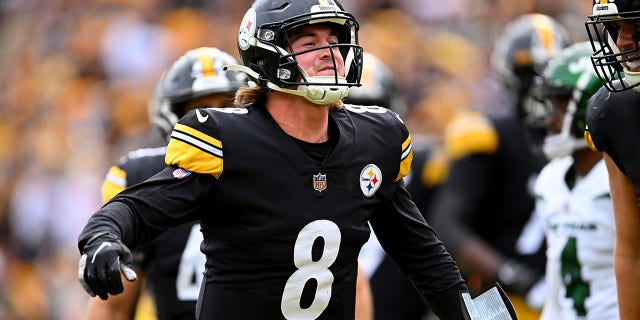 Ben Roethlisberger surprised Steelers head coach Mike Tomlin made halftime QB change 2 Kenny Pickett, #8 of the Pittsburgh Steelers, celebrates after scoring a touchdown in the third quarter against the New York Jets at Acrisure Stadium on Oct. 2, 2022 in Pittsburgh.
