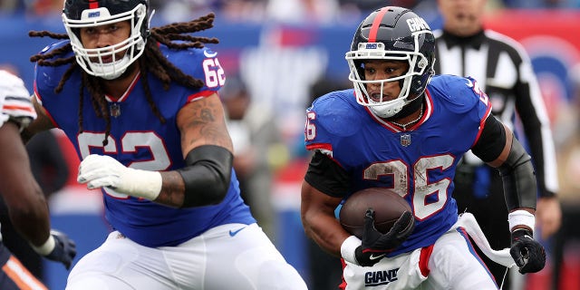 Saquon Barkley (26) of the New York Giants carries the ball against the Chicago Bears at MetLife Stadium on Oct. 2, 2022, in East Rutherford, New Jersey.