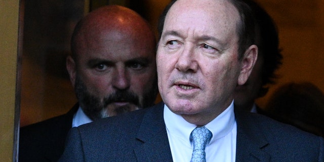 Kevin Spacey står fortsatt overfor en ny rettssak i London neste år på grunn av påstander om at han har overfalt flere menn seksuelt i Storbritannia. Han erkjente ikke straffskyld i juli.