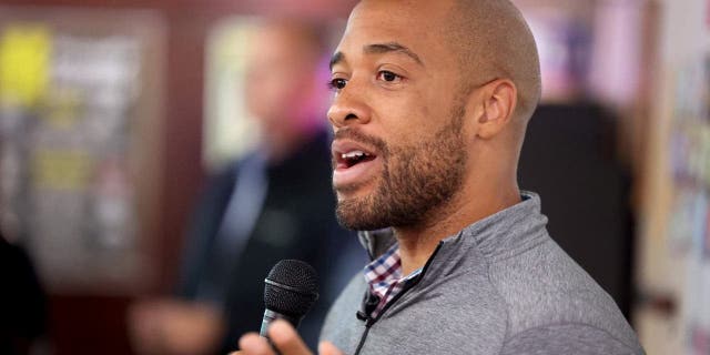 Senatana kandidato Mandela Barnes parolas al gastoj dum kampanja halto ĉe la Aris Sports Bar la 12-an de oktobro 2022, en West Allis, Viskonsino.