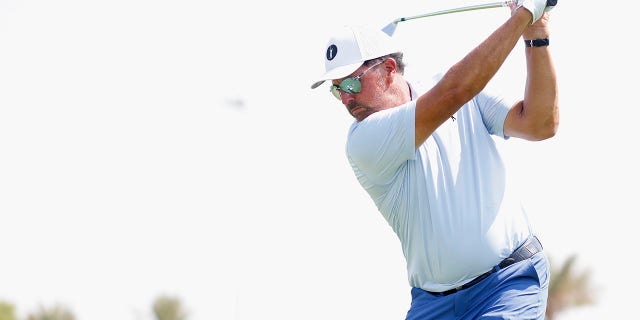 El capitán del equipo Hy Flyers GC, Phil Mickelson, practica en el campo de prácticas antes del primer día del LIV Golf Invitational - Jeddah en el Royal Greens Golf &amp;amp;amp;amp;amp;amp;amp;amp;amp;amp ;amplificador;  club de campo oct.  14 de febrero de 2022 en la Ciudad Económica Rey Abdullah, Arabia Saudita. 