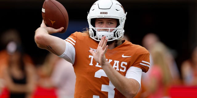 Texas Longhorns #3 Quinn Ewers lanza un pase antes del partido contra los Iowa State Cyclones en el Darrell K Royal-Texas Memorial Stadium el 15 de octubre de 2022 en Austin, Texas. 