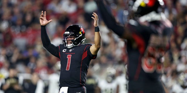 Kyler Murray, el abridor de los Arizona Cardinals, celebra un pase de touchdown en la segunda mitad contra los New Orleans Saints durante un partido en el State Farm Stadium en octubre.  20 de febrero de 2022 en Glendale, Arizona. 