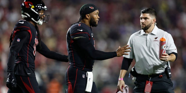 Kyler Murray, el abridor de los Arizona Cardinals, reacciona durante la segunda mitad de un juego entre los Arizona Cardinals y los New Orleans Saints en el State Farm Stadium el 20 de octubre.  20 de febrero de 2022 en Glendale, Arizona. 