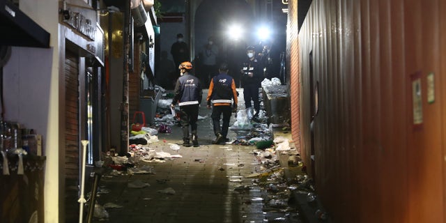 Emergency services at the scene of a deadly stampede during a Halloween festival on October 30, 2022 in Seoul's Itaewon district, after a huge crowd of people gathered for Halloween parties, according to fire authorities.  (Chung Sung-Jun / Getty Images)