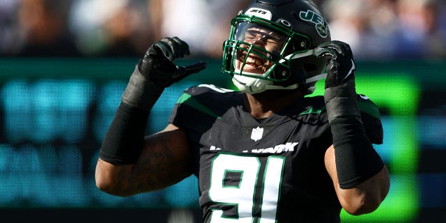 John Franklin-Myers #91 de los New York Jets celebra una captura durante la primera mitad contra los New England Patriots en el MetLife Stadium el 30 de octubre de 2022 en East Rutherford, Nueva Jersey. 