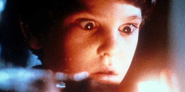 ET สัมผัสนิ้วของ Henry Thomas ในฉากจากภาพยนตร์เรื่อง 'ET The Extra-Terrestrial', 1982