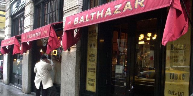 Foto de archivo de un peatón caminando frente al restaurante SoHo Balthazar en Nueva York.