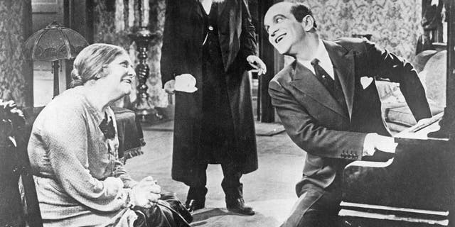 Scene from the movie 'The Jazz Singer'' — Jolson as Jakie Rabinowitz (r.), Eugenie Besserer as Sara Rabinowitz and Warner Oland as cantor Rabinowitz. Directed by Alan Crosland of the U.S.A.; produced by Warner Bros. Pictures. Vintage property of ullstein bild.