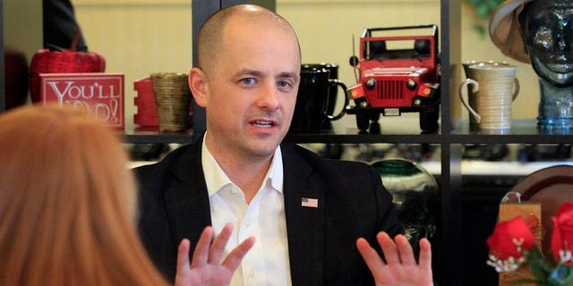 U.S. independent presidential candidate Evan McMullin talks to supporters at the Brick House Cafe on November 5, 2016 in Cedar City, Utah. McMullin is holding campaign rallies in five small towns throughout southern Utah. (Photo by George Frey/Getty Images)