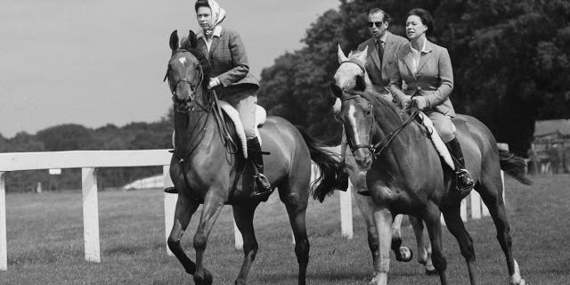 Fra venstre: Dronning Elizabeth II, prinsesse Margaret, grevinne av Snowdon og prins Edward, hertugen av Kent på Ascot Racecourse, Storbritannia, 27. juli 1968.
