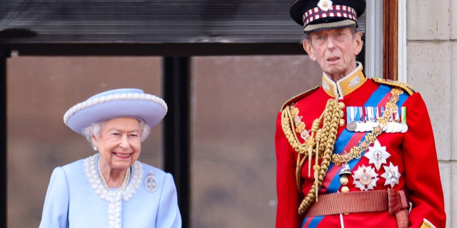 Dronning Elizabeth II og prins Edward, hertugen av Kent på balkongen til Buckingham Palace under Trooping the Color-paraden 2. juni 2022 i London. Dronningen døde 8. september på Skottlands Balmoral Castle. Hun var 96.