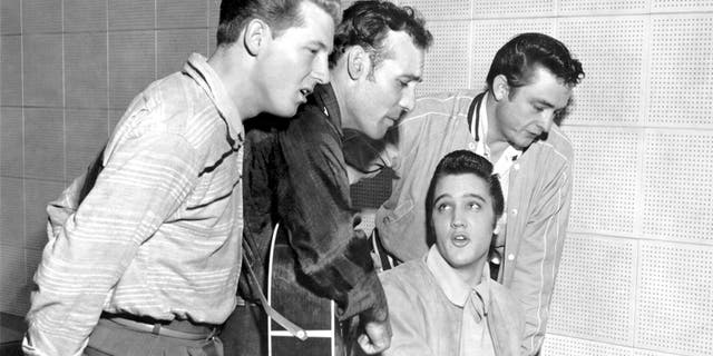 De gauche à droite : les musiciens Jerry Lee Lewis, Carl Perkins, Elvis Presley et Johnny Cash comme "Le quatuor à un million de dollars" le 4 décembre 1956 à Memphis, Tennessee.  Il s'agissait d'une jam session d'une nuit aux Sun Studios.  Lewis était sur le point de remplacer Presley en tant que nouveau hit-maker du rock 'n' roll.