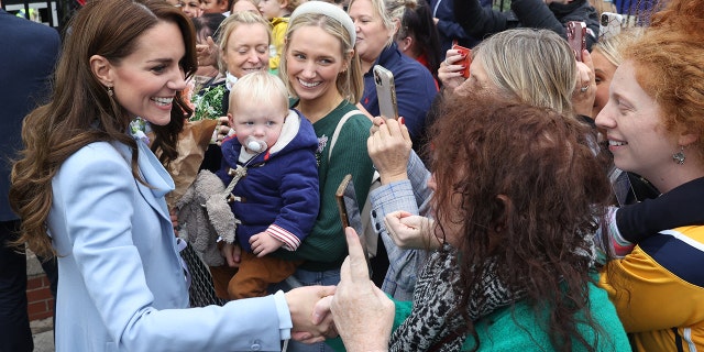 Catherine, prinsesse av Wales, hilser publikum under et besøk til Carrickfergus Castle 6. oktober 2022 i Belfast, Nord-Irland. Det var der trebarnsmoren ble hektet av en ikke navngitt kvinne.