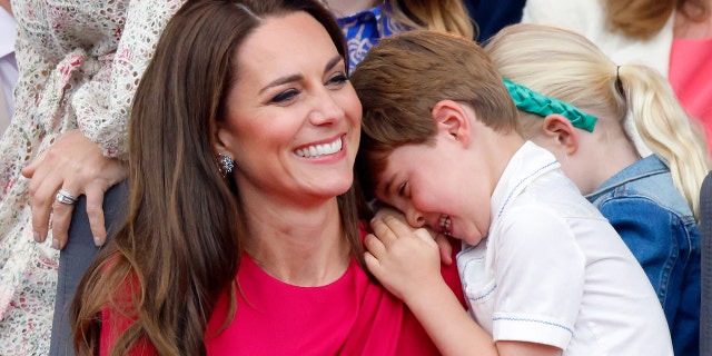 Kate, nå prinsessen av Wales, og hennes sønn, prins Louis, deltar på platinakonkurransen på The Mall 5. juni 2022 i London.