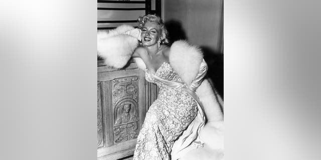 Jarenlang werd beweerd dat Marilyn Monroe op het punt stond Jean Harlow te spelen in een biopic.  De actrices stierven in 1962 op 36-jarige leeftijd.
