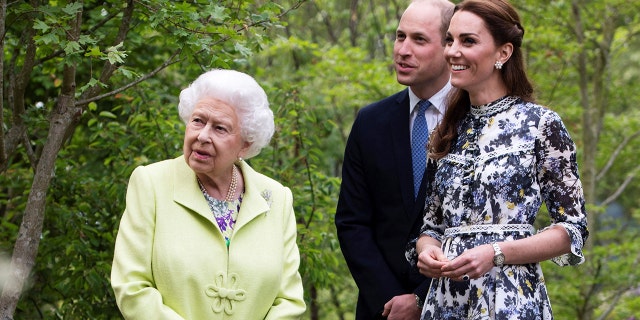 Kate Middleton, til høyre, viser ektemannen prins William og dronning Elizabeth II rundt