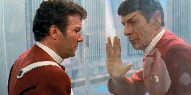 Leonard Nimoy (apareceu aqui em 1982 em Star Trek II: The Wrath of Khan com William Shatner) morreu em 2015. Ele tinha 83 anos.
