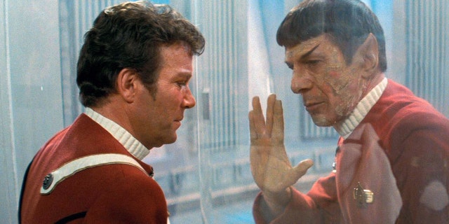 Leonard Nimoy (apareceu aqui em 1982 em Star Trek II: The Wrath of Khan com William Shatner) morreu em 2015. Ele tinha 83 anos.