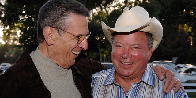 Уильям Шатнер (справа) сказал, что он благодарен за многолетнюю дружбу со звездой «Звездного пути» Леонардом Нимоем (слева).