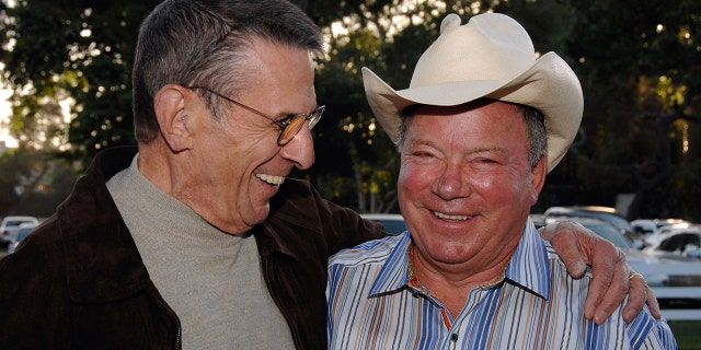 William Shatner (derecha) dijo que estaba agradecido de tener una amistad de décadas con su estrella de Star Trek, Leonard Nimoy (izquierda).