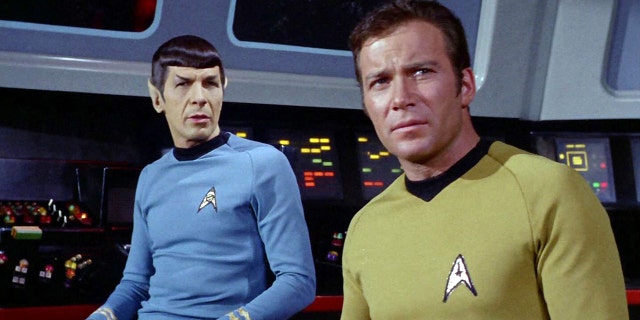 Fra venstre: Leonard Nimoy som Mr. Spock og William Shatner som kaptein James T. Kirk i 'Star Trek'-episoden med tittelen 'Spock's Brain.' Den ble sendt 20. september 1968.