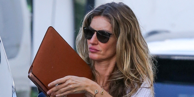 Gisele Bündchen stepped out without her wedding ring after she and husband Tom Brady reportedly hired divorce lawyers earlier this week.