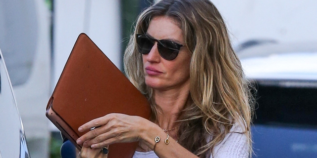 Gisele Bündchen stepped out without her wedding ring after she and husband Tom Brady reportedly hired divorce lawyers earlier this week.