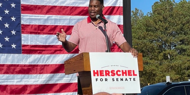 Republikeinse senaatskandidaat Herschel Walker uit Georgia houdt een campagnebijeenkomst op 27 oktober 2022 in Cumming, Georgia.