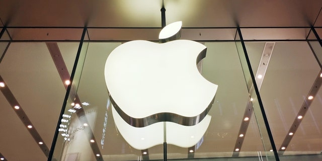 شنغهاي ، الصين - 13 أكتوبر 2022 - يشاهد العملاء سلسلة هواتف iPhone 14 الذكية الجديدة في المتجر الرئيسي لشركة Apple Inc في شنغهاي ، الصين في 13 أكتوبر 2022. 