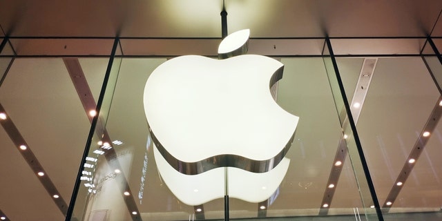 Xangai, China - 13 de outubro de 2022 - Os clientes desfrutam dos novos smartphones da série iPhone 14 na principal loja da Apple Inc em Xangai, China, 13 de outubro de 2022. 