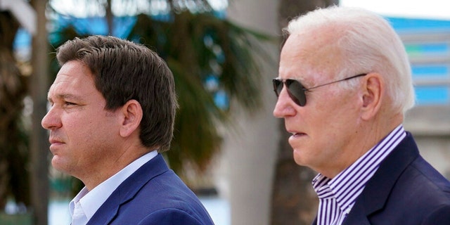 Presiden Biden dan Gubernur Florida Ron DeSantis mengunjungi daerah yang terkena dampak Badai Ian di Pantai Fort Myers, Florida, pada Oktober 2022.