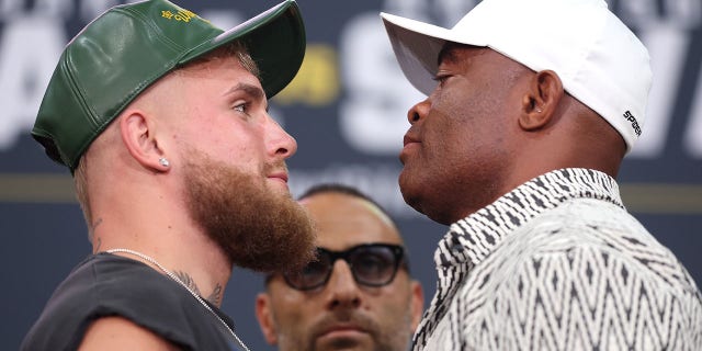 Jake Paul (z lewej) i Anderson Silva walczą podczas konferencji prasowej w Gila River Arena 13 września 2022 r. w Glendale w Arizonie.