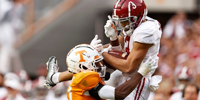 Alabama wide receiver Jermaine Burton, 3, faces Tennessee defensive back Christian Charles, 14, during the second half of an NCAA college football game in Knoxville, Tennessee, Saturday, Oct. 15, 2022. It was guarded and caught.