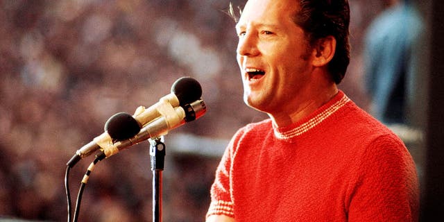 Jerry Lee Lewis performs on stage at the London Rock'n'Roll on Aug. 5, 1972.