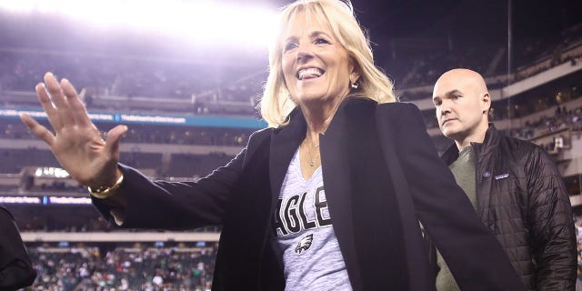 United States First Lady Jill Biden loopt langs de zijlijn voor de wedstrijd tussen de Philadelphia Eagles en de Dallas Cowboys op Lincoln Financial Field op 16 oktober 2022 in Philadelphia, Pennsylvania.