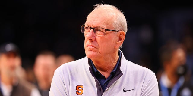 El entrenador en jefe de Syracuse Orange, Jim Boeheim, durante la primera mitad de un juego de cuartos de final del Torneo ACC contra los Duke Blue Devils el 10 de marzo de 2022 en Barclays Center en Brooklyn, NY