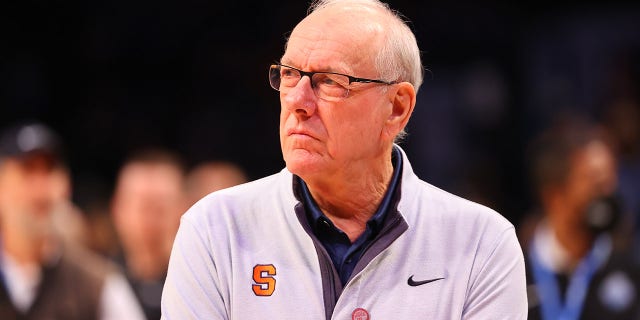 El entrenador en jefe de Syracuse Orange, Jim Boeheim, durante la primera mitad de un juego de cuartos de final del Torneo ACC contra los Duke Blue Devils el 10 de marzo de 2022 en Barclays Center en Brooklyn, NY