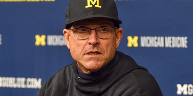 El entrenador en jefe de fútbol Jim Harbaugh de los Michigan Wolverines habla con la prensa después de un partido de fútbol americano universitario contra los Michigan State Spartans en el Michigan Stadium el 29 de octubre de 2022 en Ann Arbor, Michigan. 