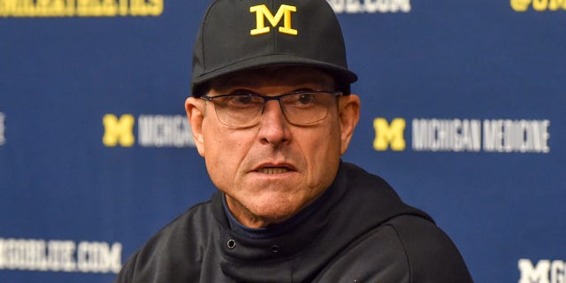 El entrenador en jefe de fútbol Jim Harbaugh de los Michigan Wolverines habla con la prensa después de un partido de fútbol americano universitario contra los Michigan State Spartans en el Michigan Stadium el 29 de octubre de 2022 en Ann Arbor, Michigan. 